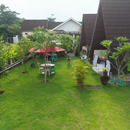 D' Carasti Bungalow Masbagik Exterior photo